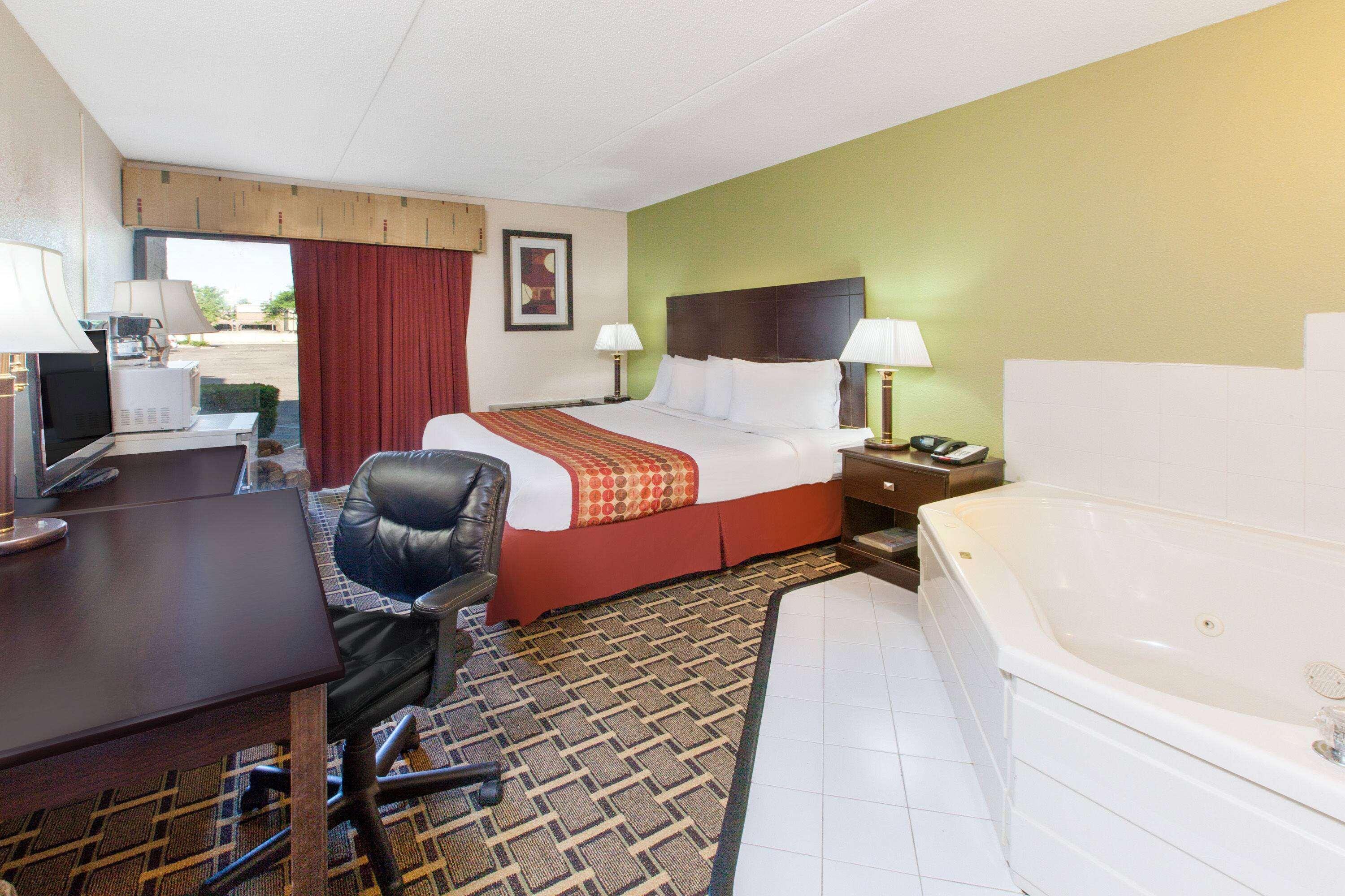 Days Inn & Suites By Wyndham Madison Heights Mi Zewnętrze zdjęcie
