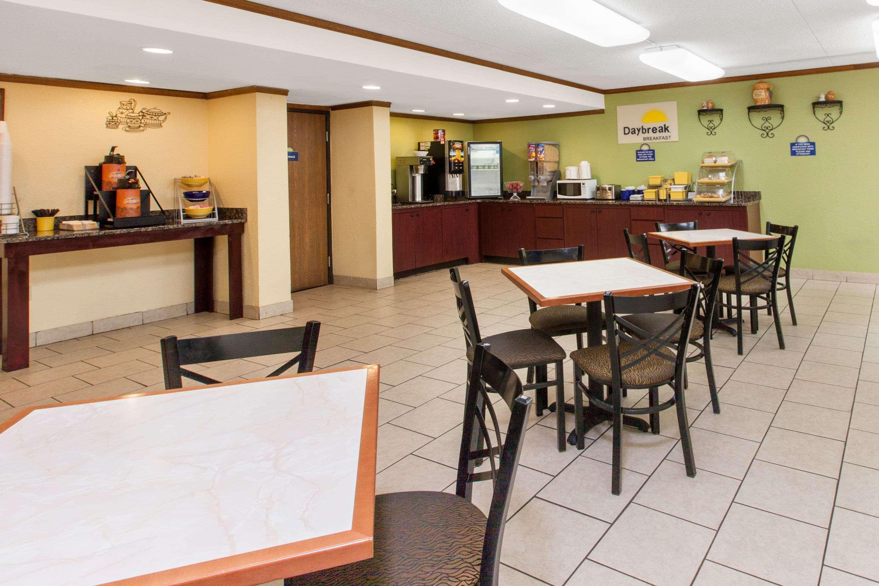 Days Inn & Suites By Wyndham Madison Heights Mi Zewnętrze zdjęcie