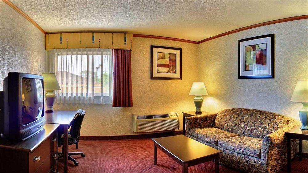 Days Inn & Suites By Wyndham Madison Heights Mi Zewnętrze zdjęcie