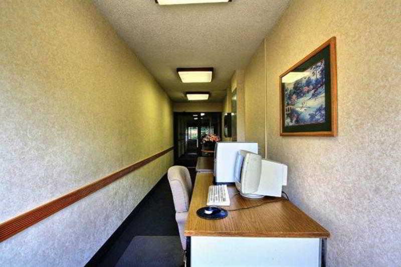 Days Inn & Suites By Wyndham Madison Heights Mi Zewnętrze zdjęcie