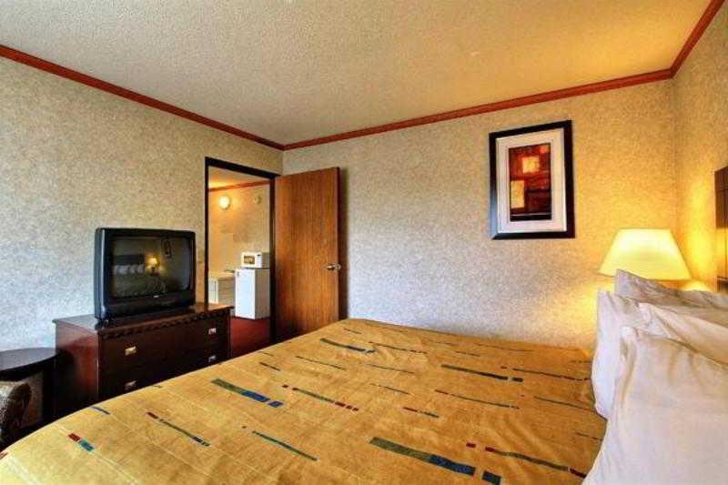 Days Inn & Suites By Wyndham Madison Heights Mi Zewnętrze zdjęcie