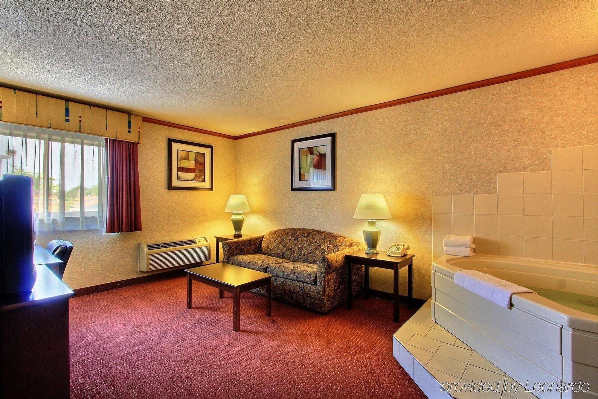 Days Inn & Suites By Wyndham Madison Heights Mi Zewnętrze zdjęcie